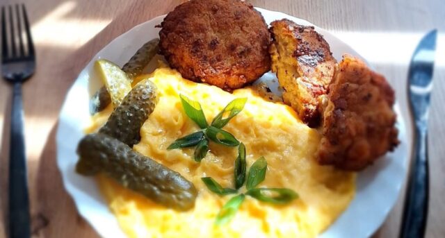 Skvělý recept n holandské karbanátky z bůčku s bramborovo-mrkvovou kaší.