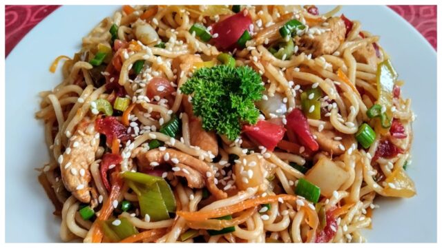 Recept na kuřecí směs se zeleninou a nudlemi.